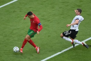 Vai Trò Và Kỹ Thuật Của Vị Trí Đá Thòng Trung Vệ Trong Hệ Thống Phòng Ngự